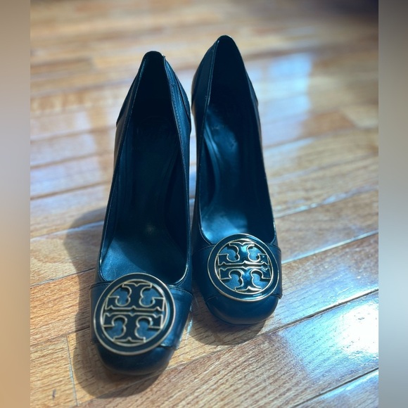 Tory Burch Black Pumps with Gold Logo high heel size 8 - Picture 1 of 10